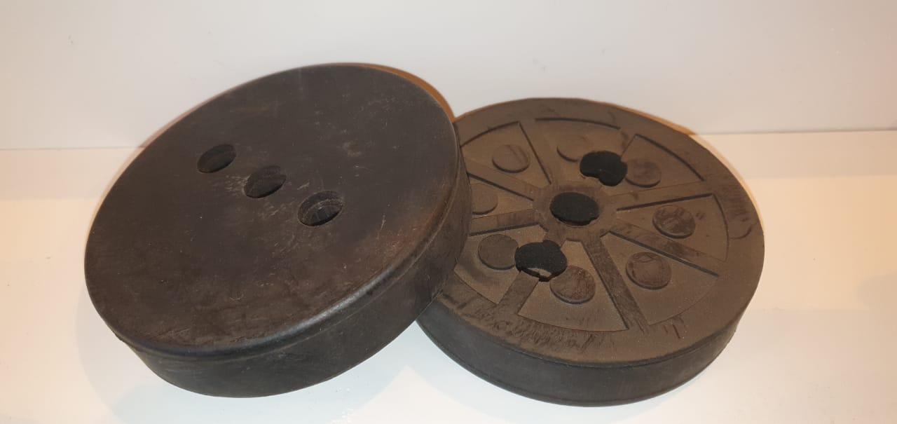 A6 Резиновая накладка круглая (3 отверстия)